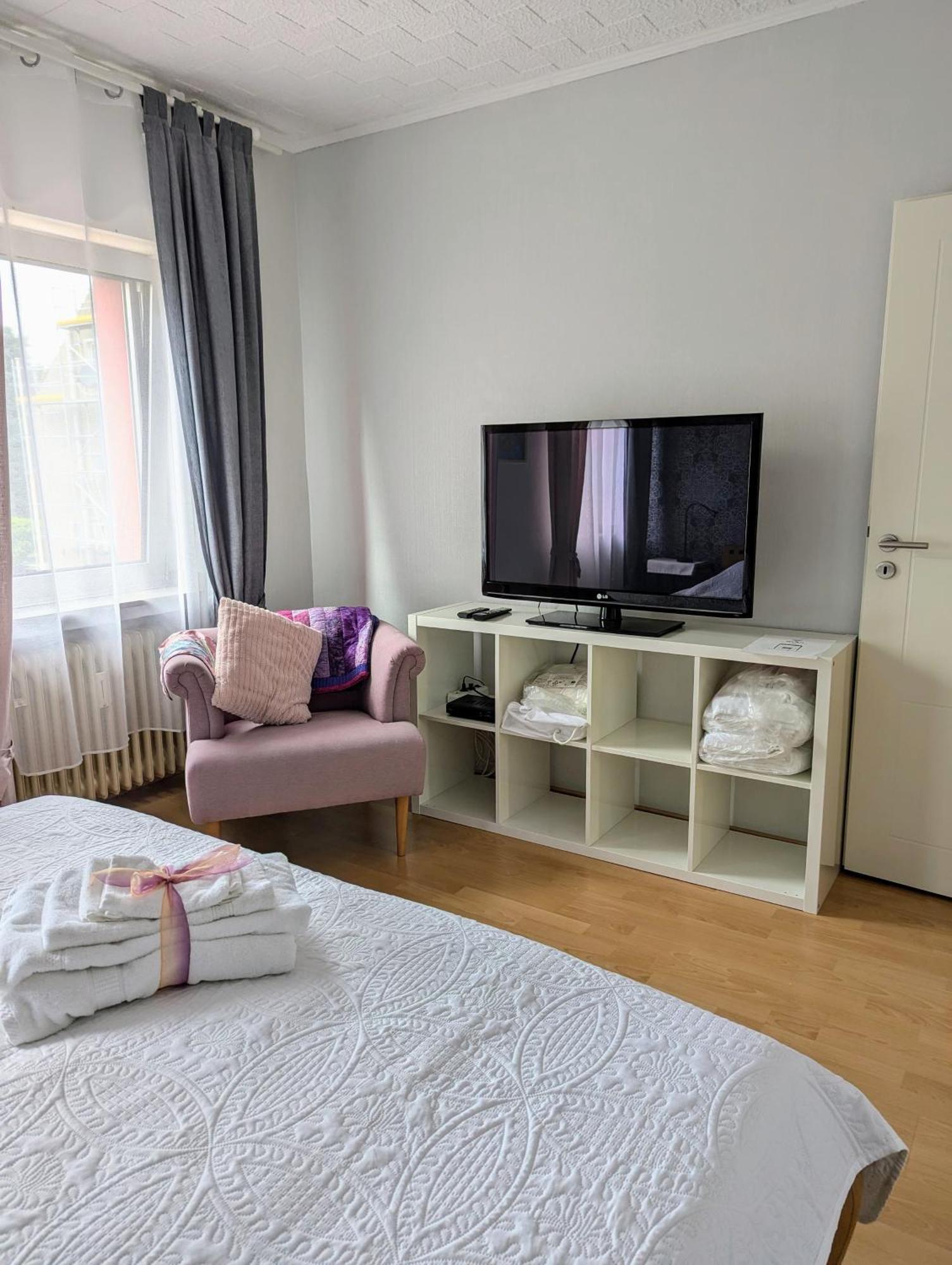 Charmantes Kleines Gaestehaus Pia, Zentral In Bedburg